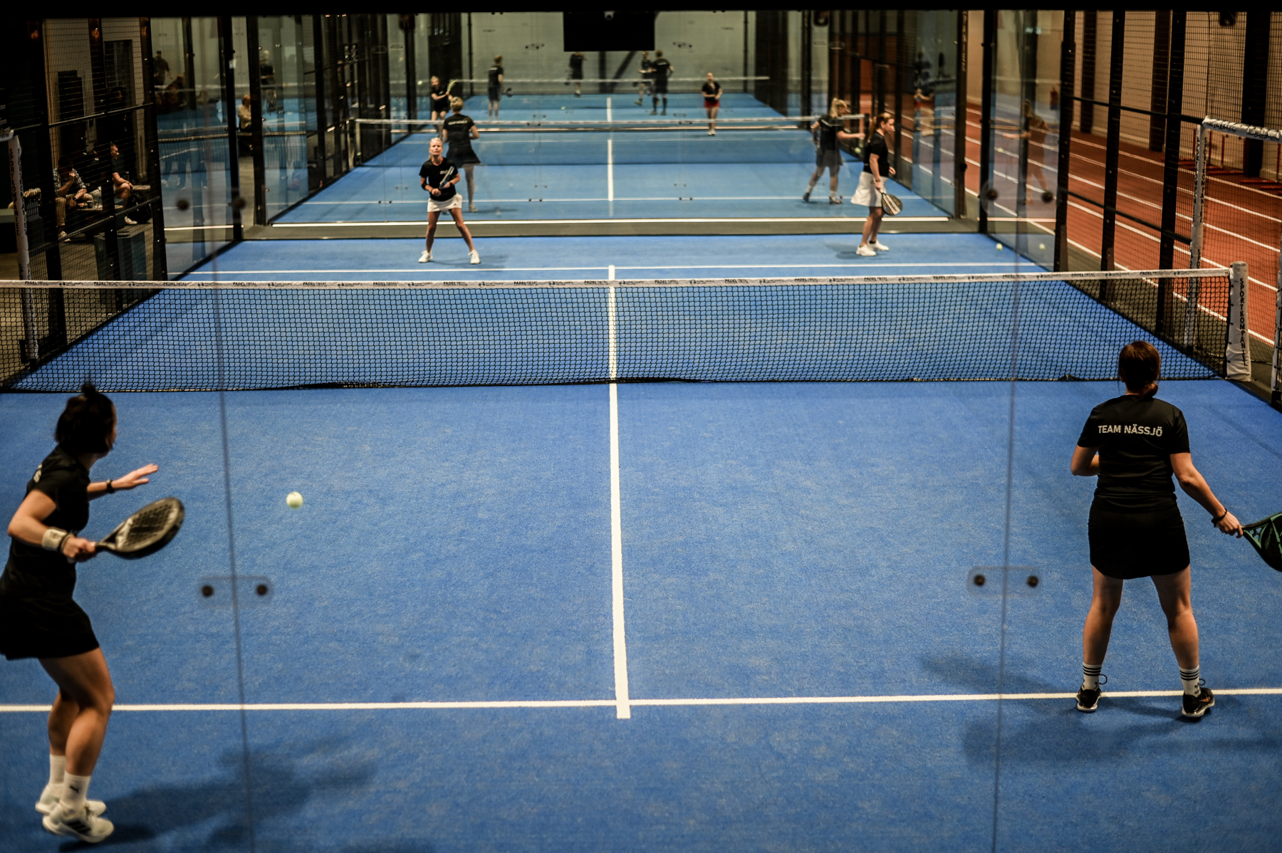 Padelspelare på Sportkompaniets blå banor