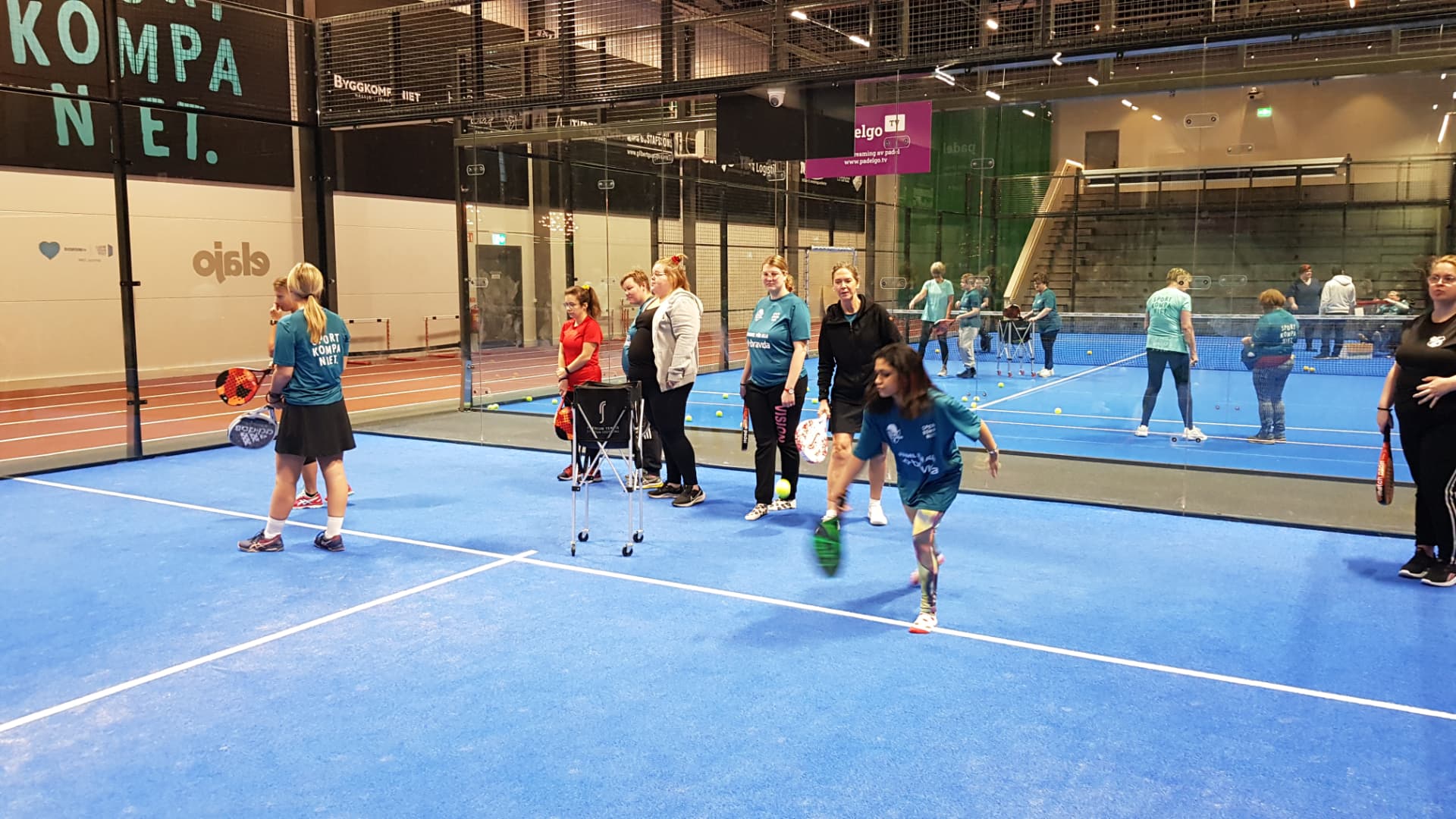 Deltagare i Padel för alla på Sportkompaniets padelbana